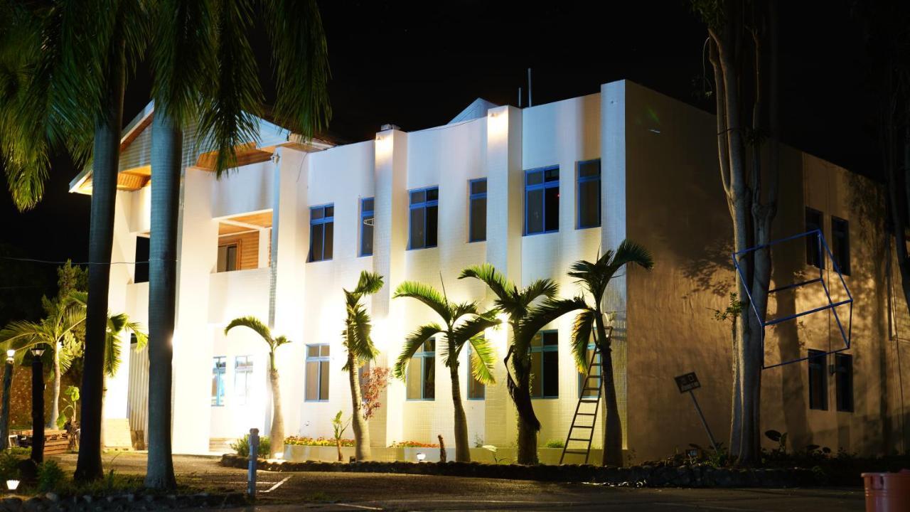 Super White Hotel Taitung Екстериор снимка