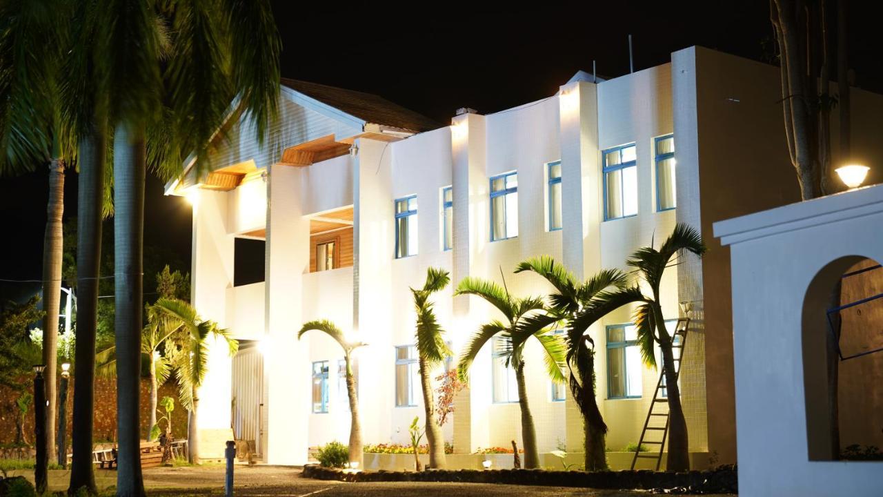 Super White Hotel Taitung Екстериор снимка